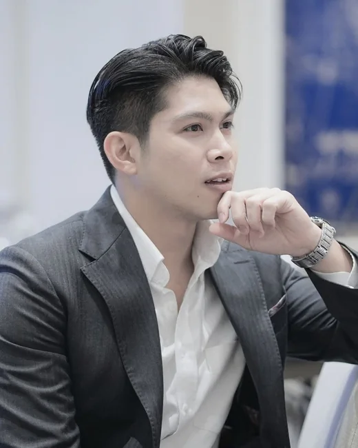 เจ — จิรเมธ แพะทอง ผู้ก่อตั้ง Funnel.in.th ระหว่างประชุมกับลูกค้า